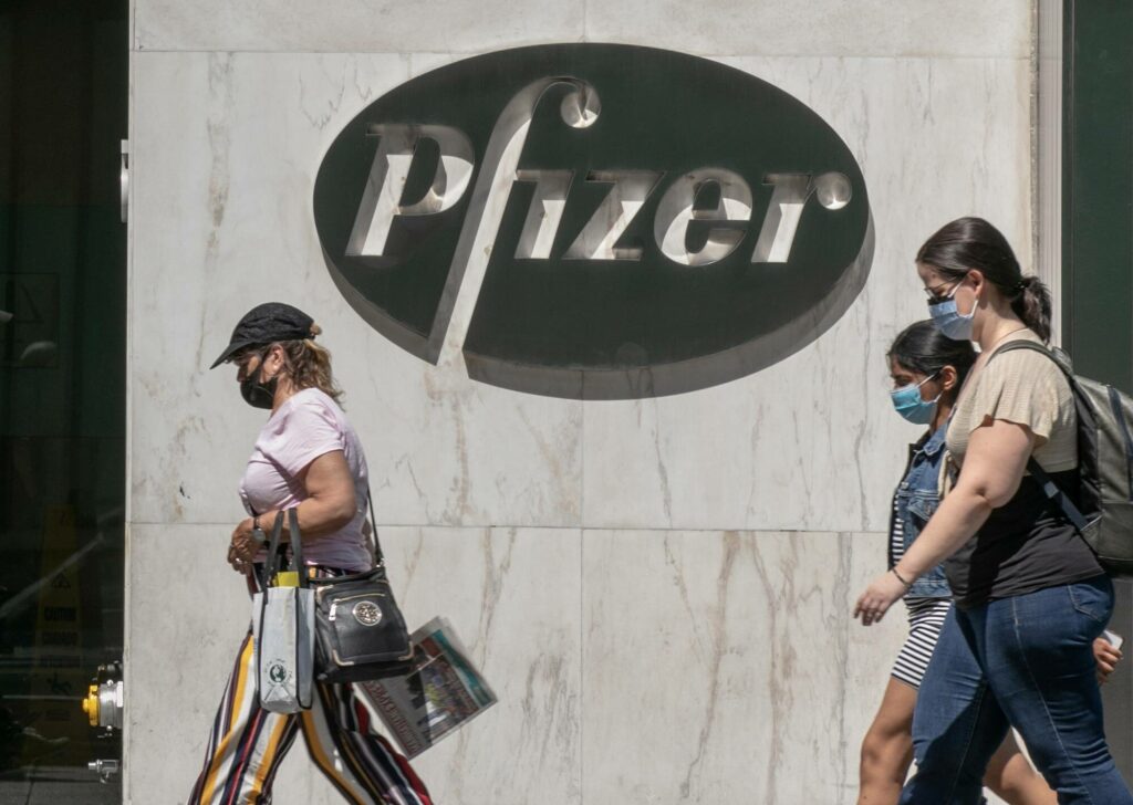 Covid-19: WHO 'strongly recommends' Pfizer's antiviral drug for patients at risk