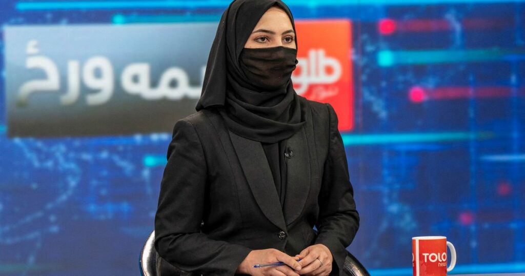 Afghanistan: TV presenters forced to cover their faces