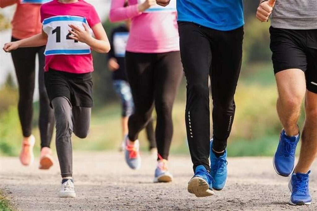 At only 6 years old, he runs a marathon with his family, and sparks a controversy - Edition du soir Ouest-France