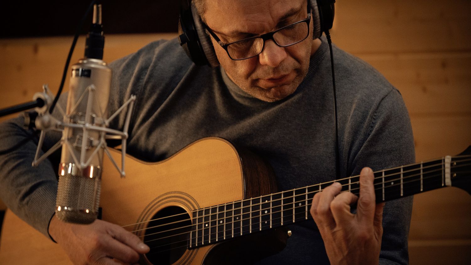 Biréli Lagrène alone with his guitar on his new album "Solo suites"