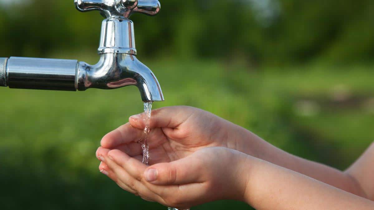 Bottles of mineral water recalled urgently!  Beware contamination.