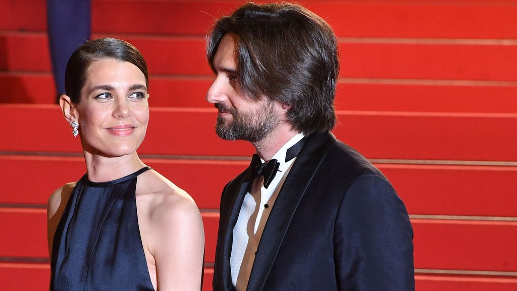 Cannes 2022: Charlotte Casiraghi sublime in a blue silk dress on the arm of her husband, Dimitri Rassam