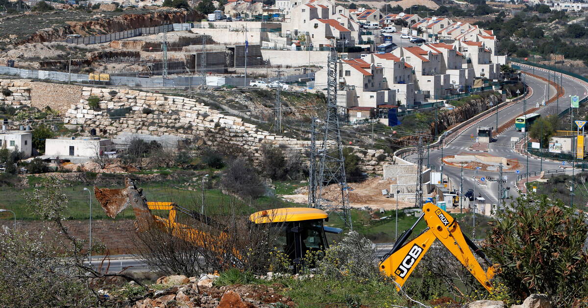 Did Israeli settlers take advantage of the funeral of Shireen Abu Akleh to "settle in a Palestinian building" in Hebron?