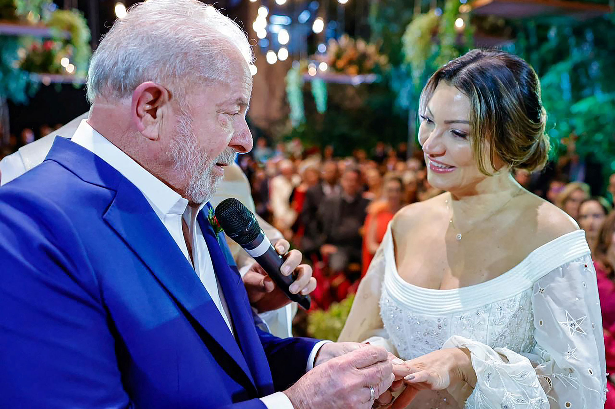 Five months before the presidential election in Brazil, Lula marries Rosangela da Silva, feminist sociologist