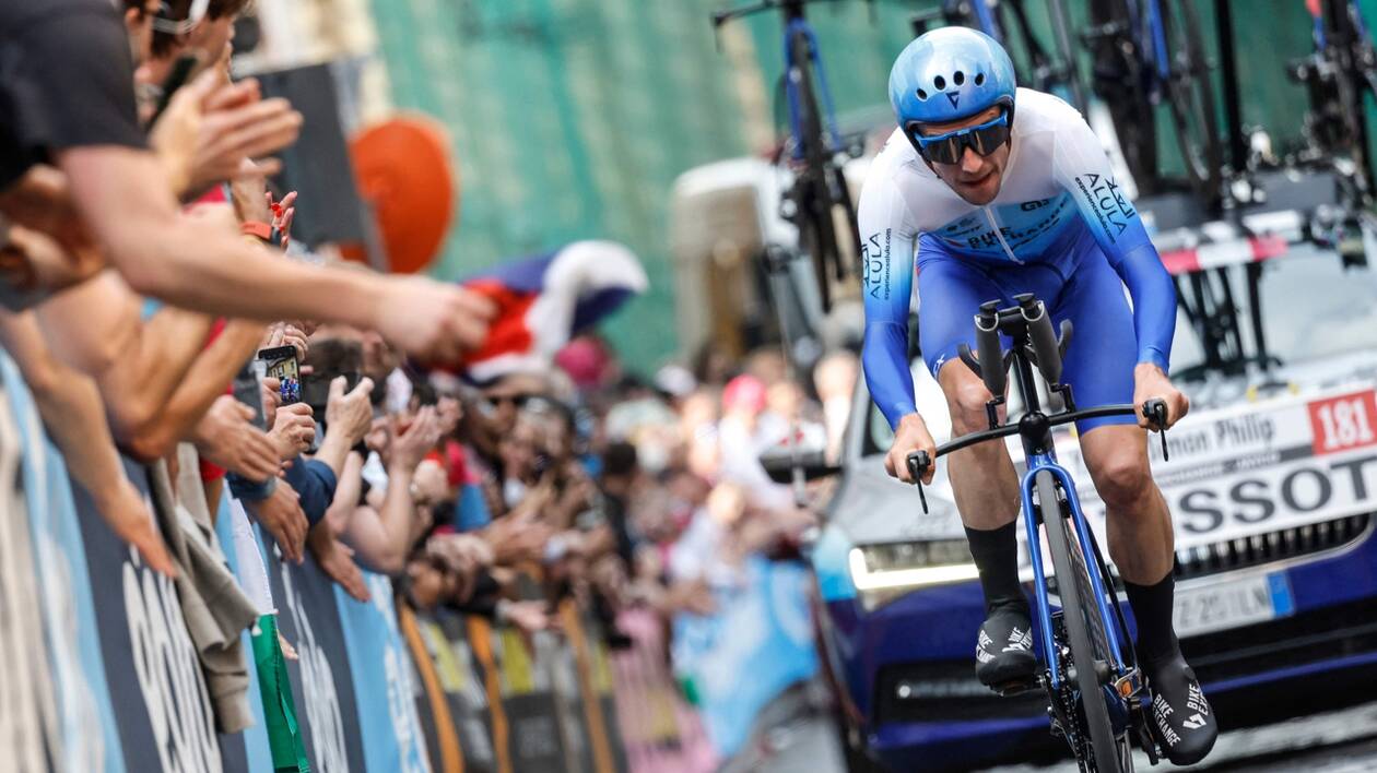 Giro 2022. Simon Yates wins the individual time trial, Van der Poel retains the pink jersey