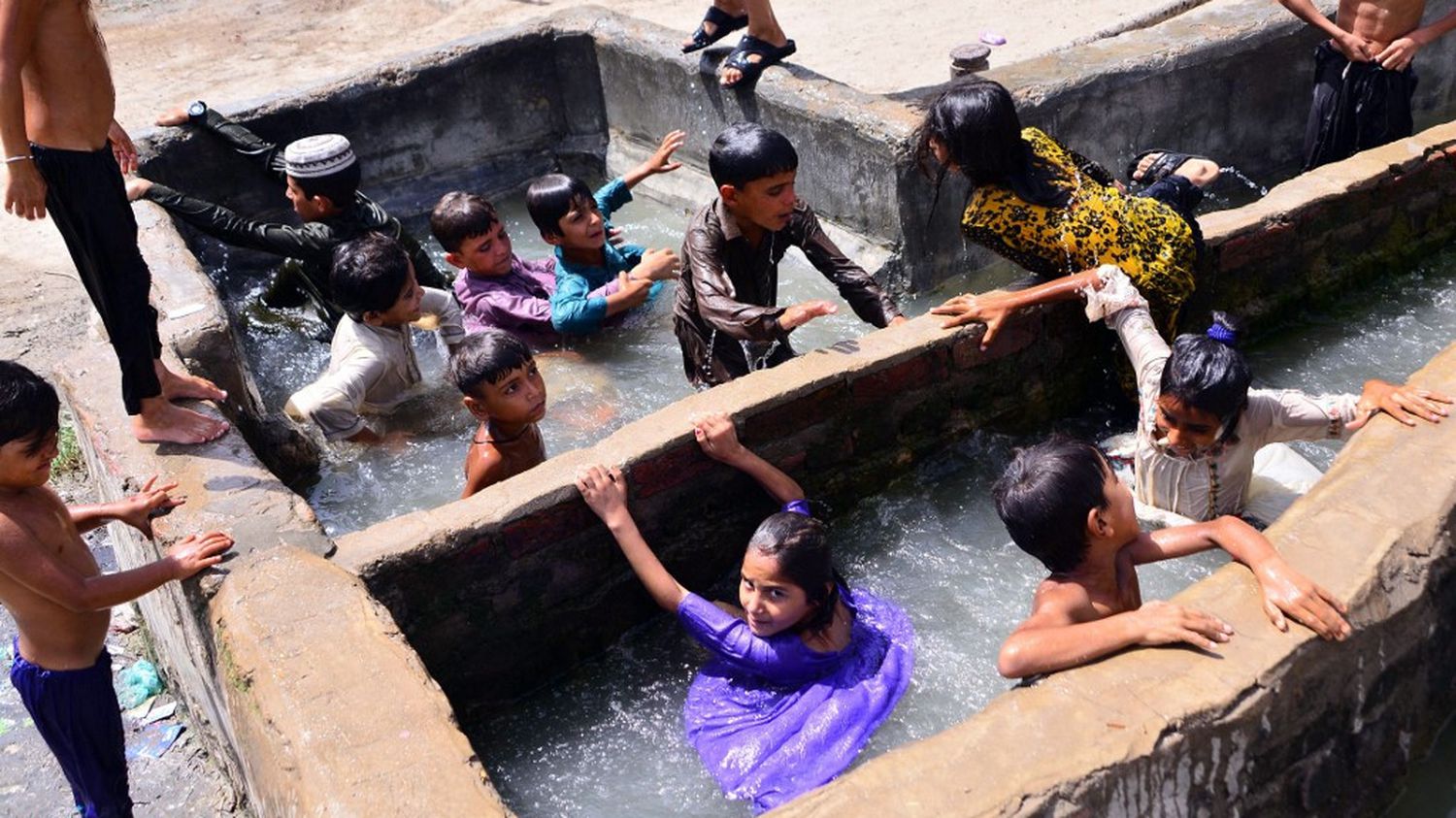 IN IMAGES, IN PICTURES.  Water shortage, power cuts, birds fallen from the sky... India and Pakistan crushed by an extreme heat wave