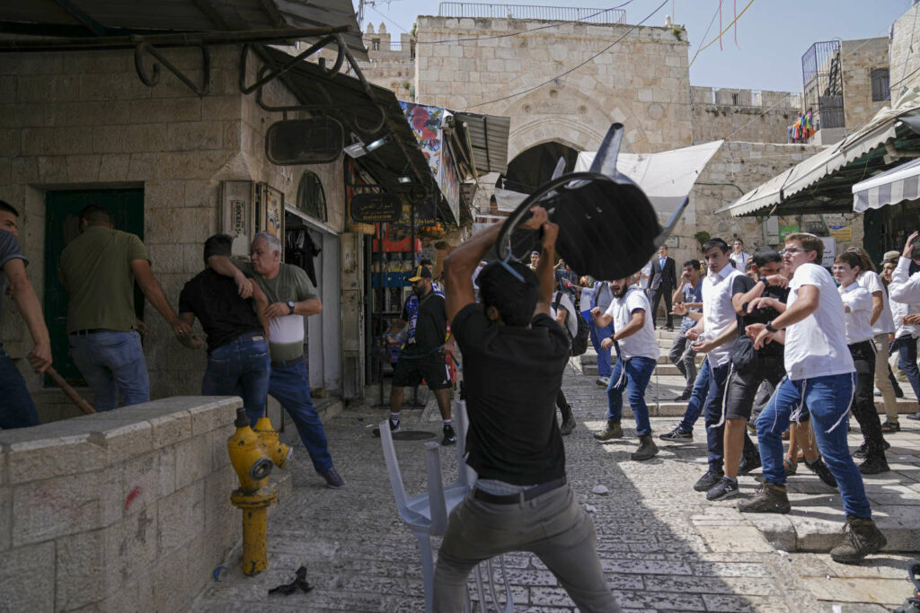 In Jerusalem, tensions during the "march of the flags"