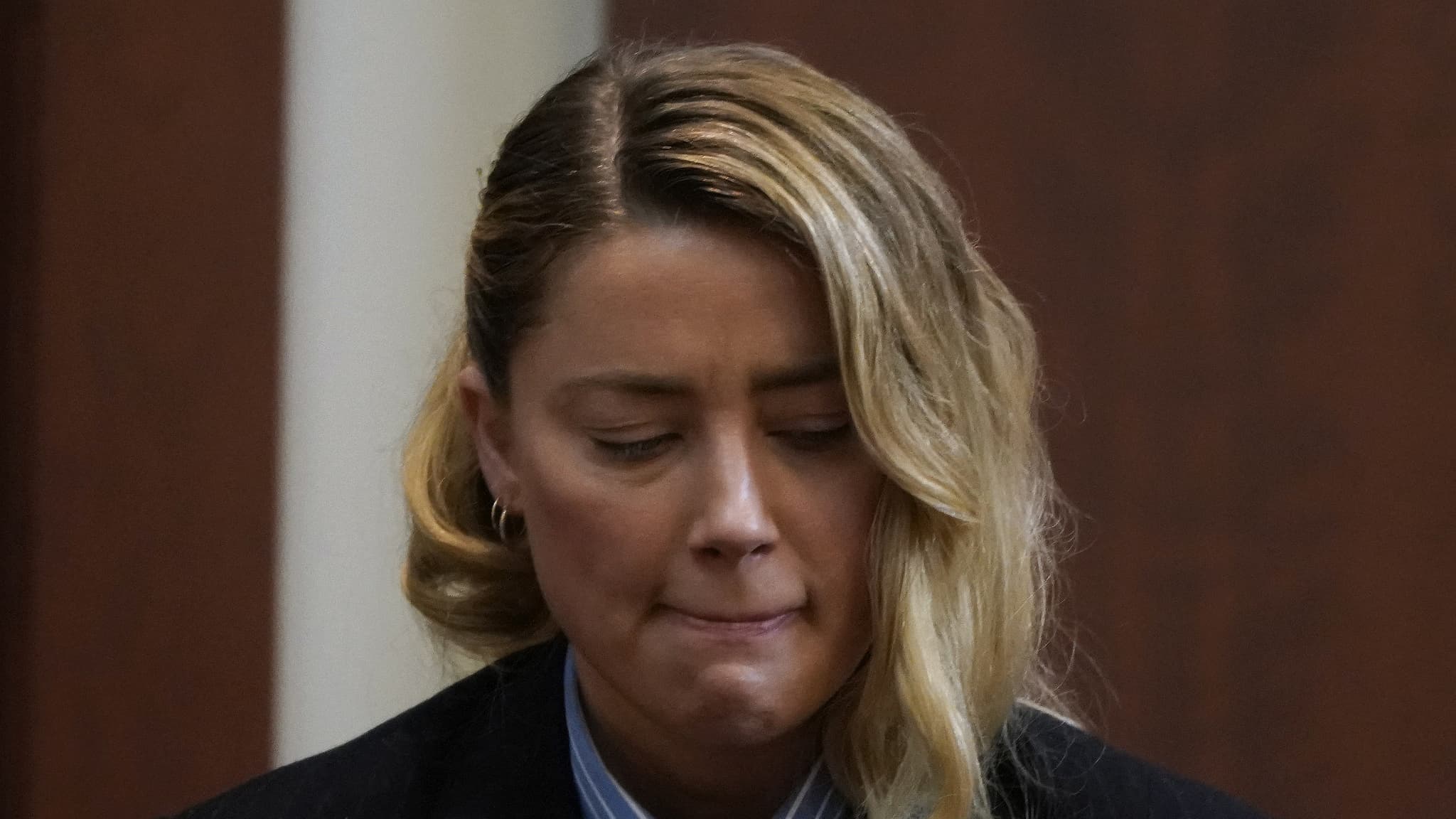 LIVE - "He slapped me": Amber Heard holds back tears during her testimony against Johnny Depp