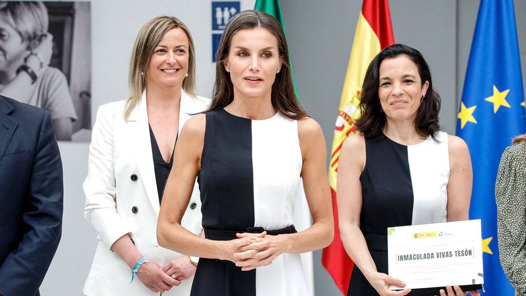 Letizia from Spain: she wears the same dress as a winner at an award ceremony, here is her unexpected reaction