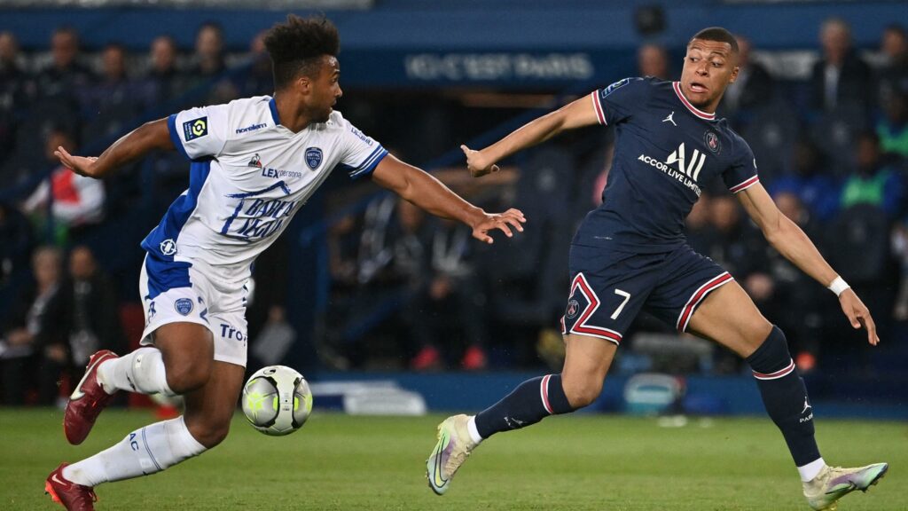 PSG - Troyes: Paris hanging on the Parc des Princes