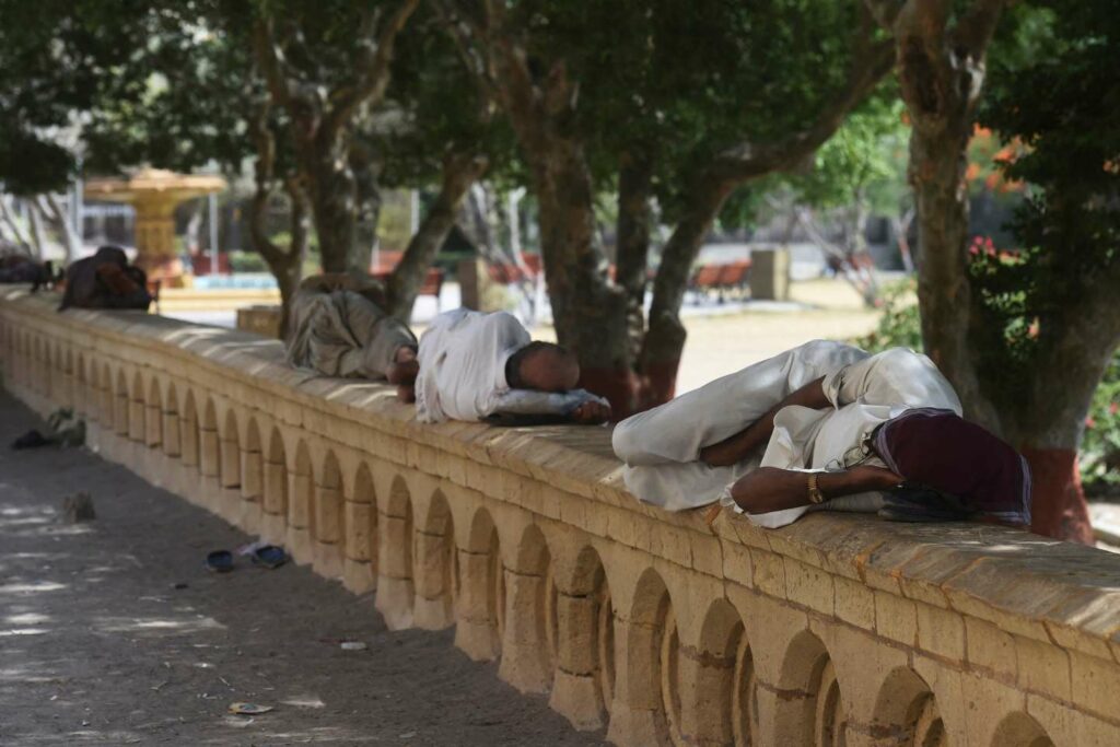 Pakistan remains crushed by a sweltering heat wave