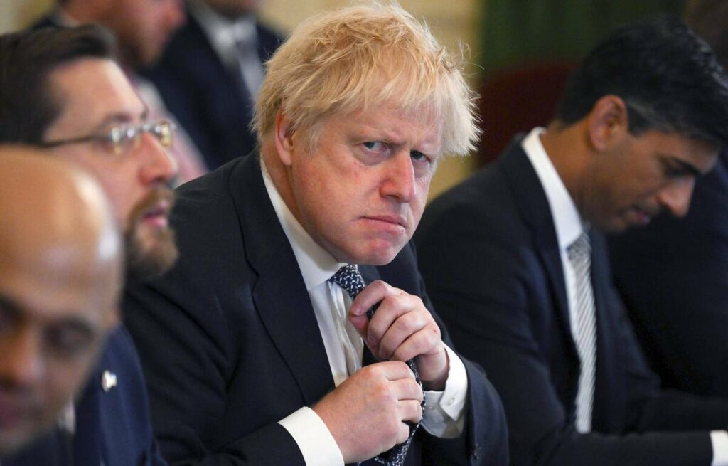 Photos of Boris Johnson clinking glasses during confinement revive criticism