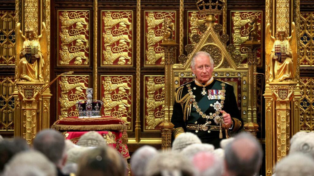 Absente en raison de « problèmes de mobilité », la reine Elisabeth II a pour la première fois laissé la place au prince Charles pour le « discours du trône ».