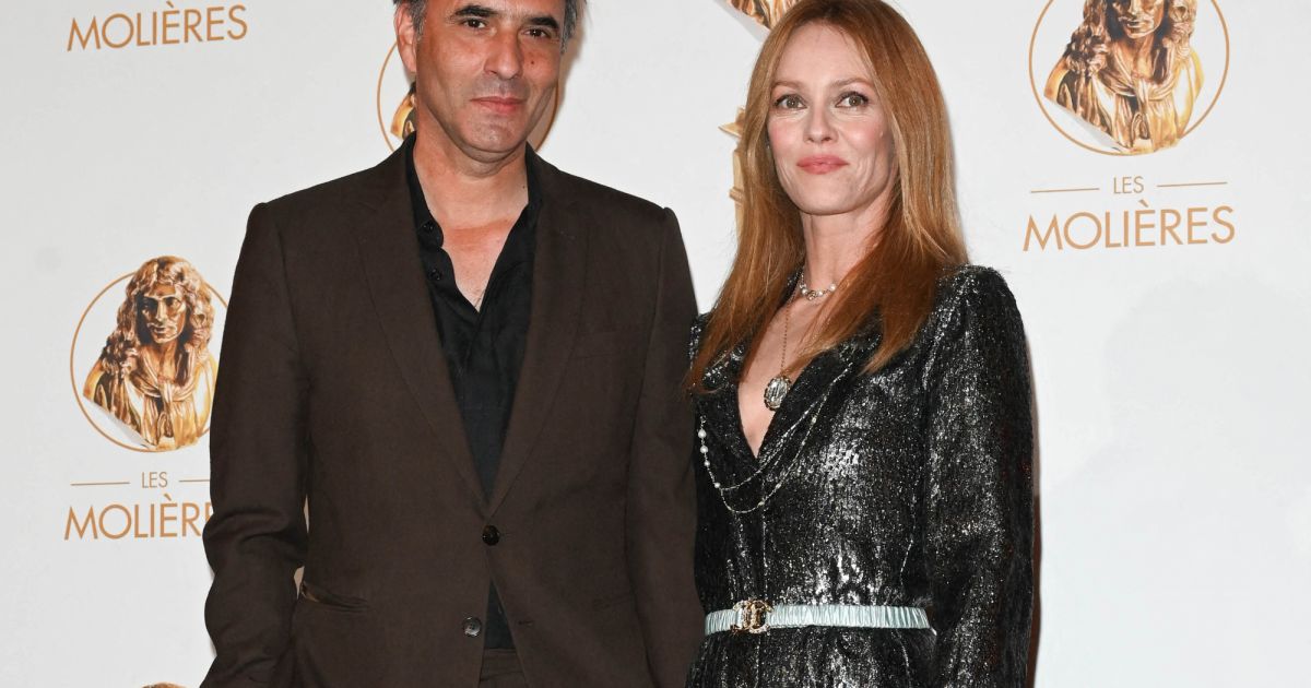 Vanessa Paradis sublime with her husband Samuel Benchetrit: great theater evening, a bit disturbed