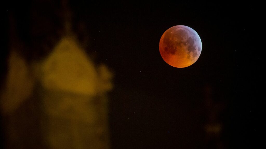 we tell you all about the total lunar eclipse visible on the night of Sunday to Monday