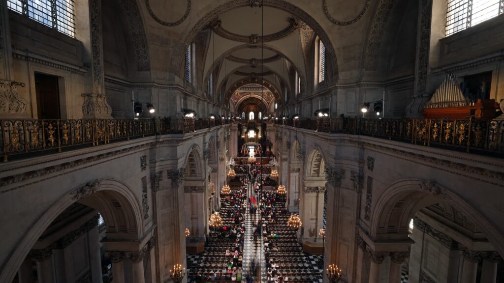 AND DIRECTLY - Jubilé d'Elizabeth II: les invites arrive à la cathédrale Saint-Paul