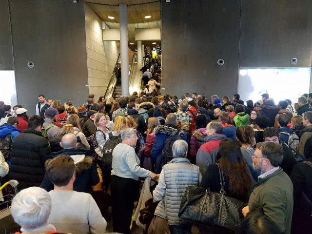 Annulations de vols, manque de personnel, menace de grève : le chaos continuous dans les aéroports européens