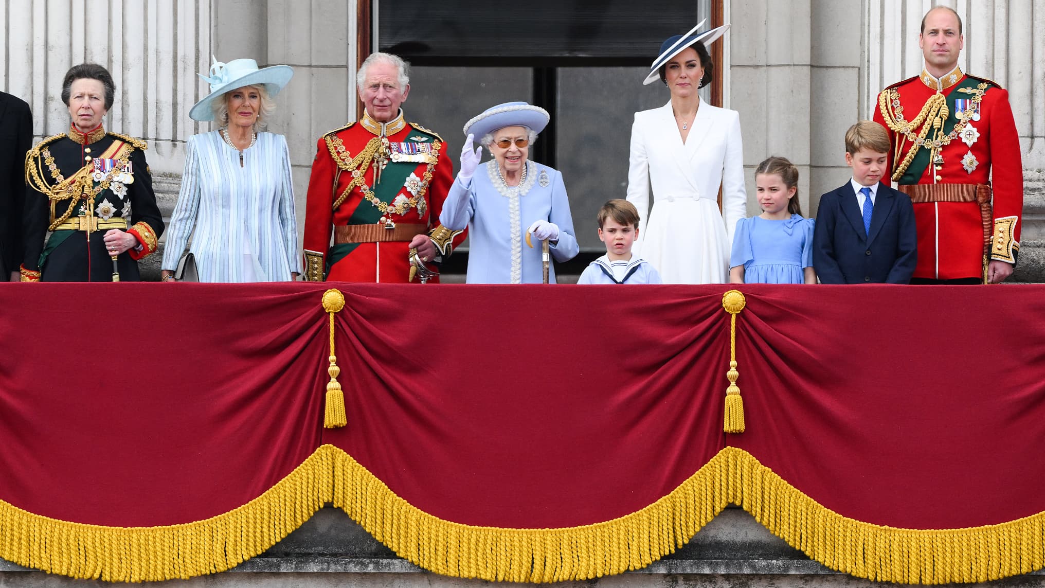 EN DIRECT - Jubilé de la reine Elizabeth: la famille royale est apparue sur le balcon de Buckingham