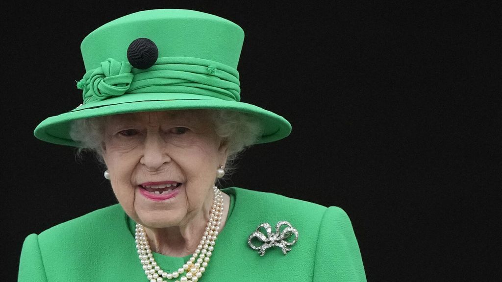 Elizabeth II : toute de verte vêtue, la Reine fait une dernière apparition pour son Jubilé entourée de sa garde rapprochée