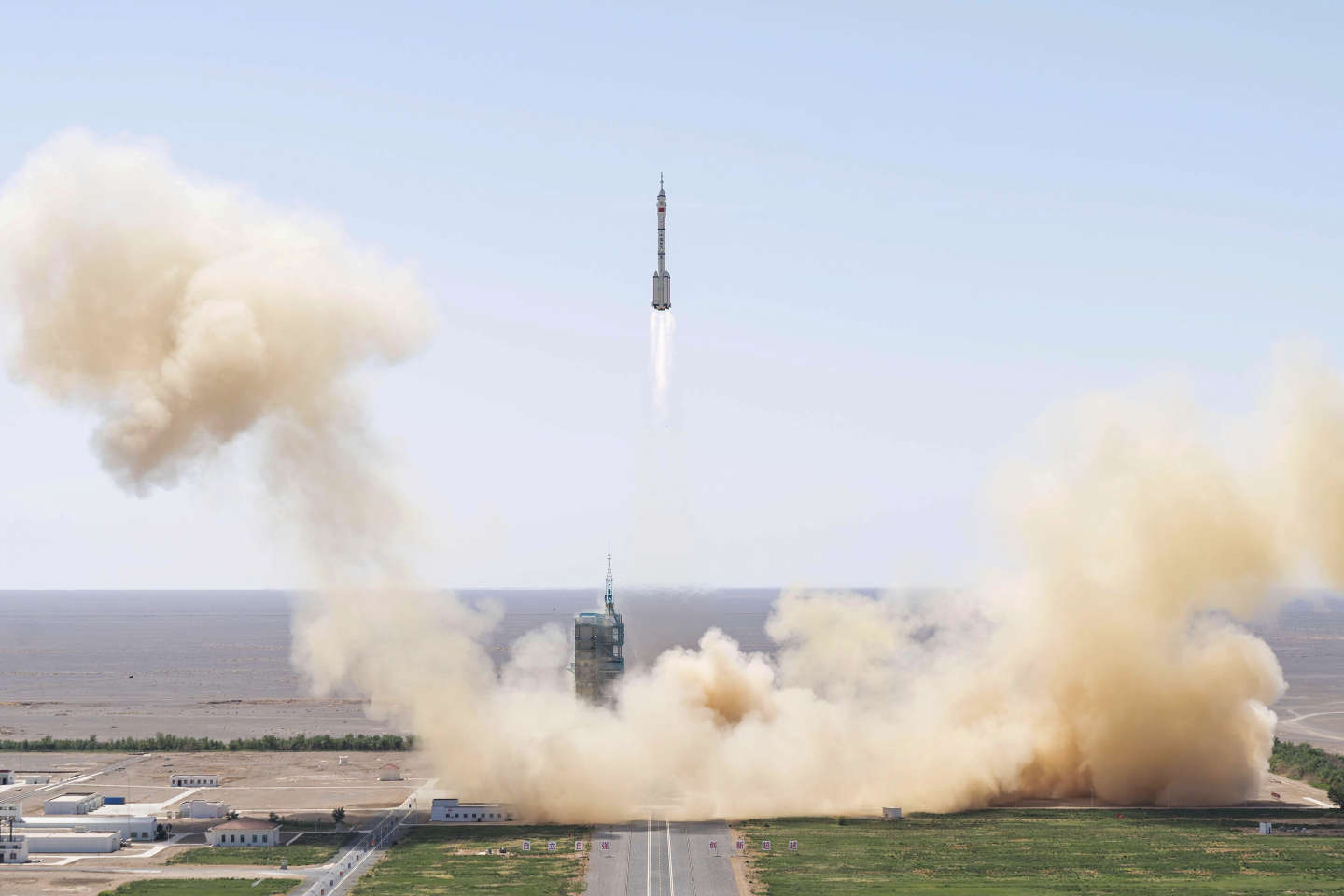 La Chine envoie trois astronautes dans sa station spatiale, qui sera désormais habitée en permanence